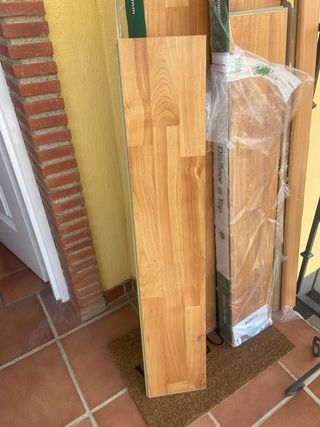 Suelo laminado madera sintética. 