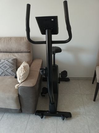 Bicicleta estática con tablero electrónico 
