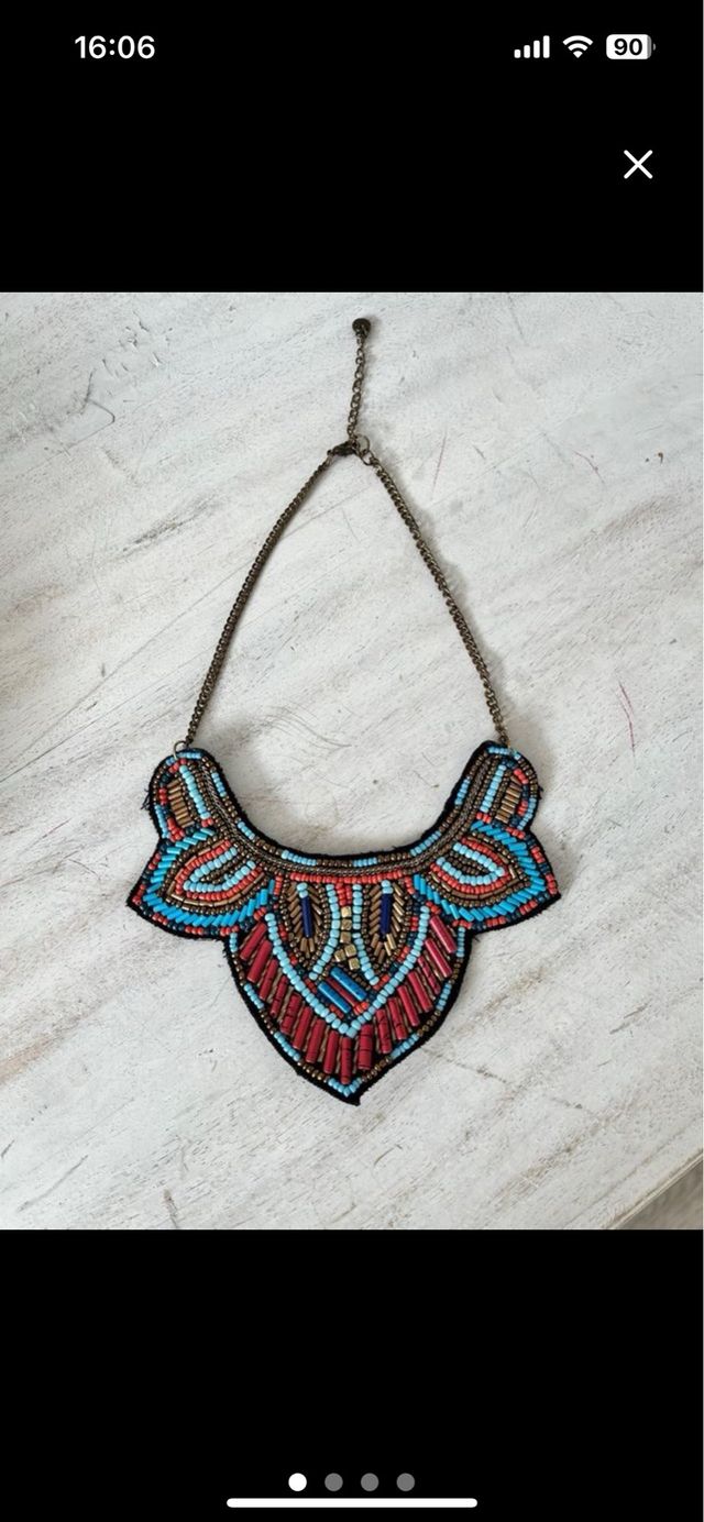 Collar étnico azul y rojo
