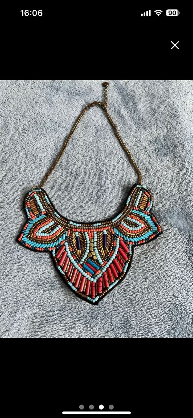 Collar étnico azul y rojo