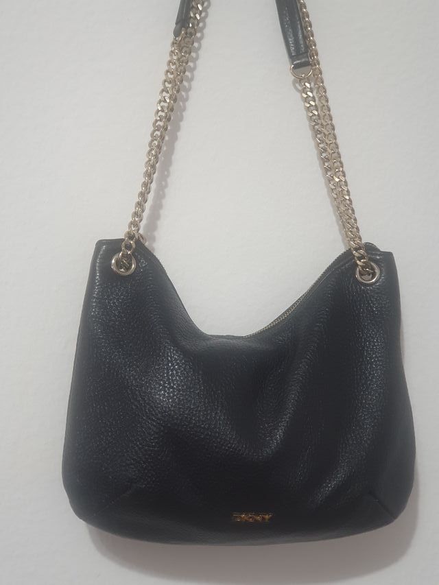 Bolso DKNY negro - Cadena dorada