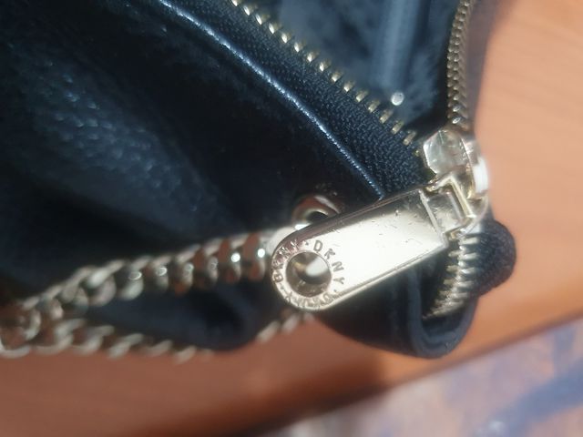 Bolso DKNY negro - Cadena dorada