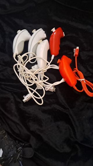 5 mandos Wii: 3 blancos, 2 rojos