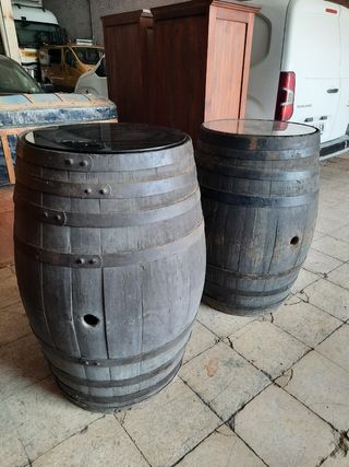 2 botti trasformate in tavoli in vetro