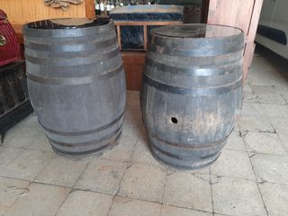 2 botti trasformate in tavoli in vetro