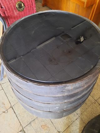 2 botti trasformate in tavoli in vetro