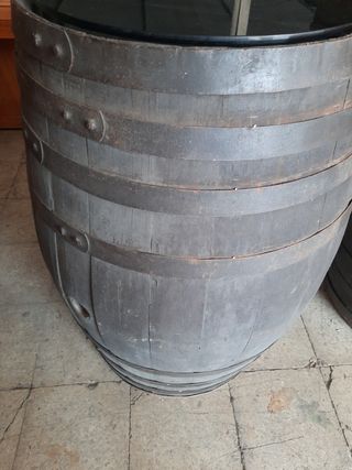 2 botti trasformate in tavoli in vetro