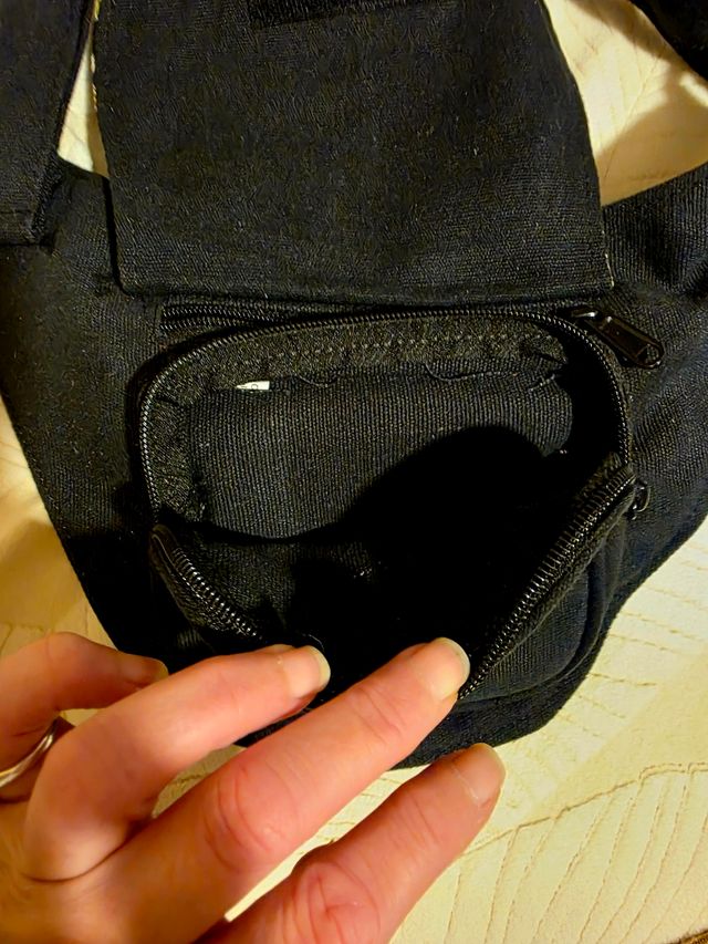 Riñonera negra estampada