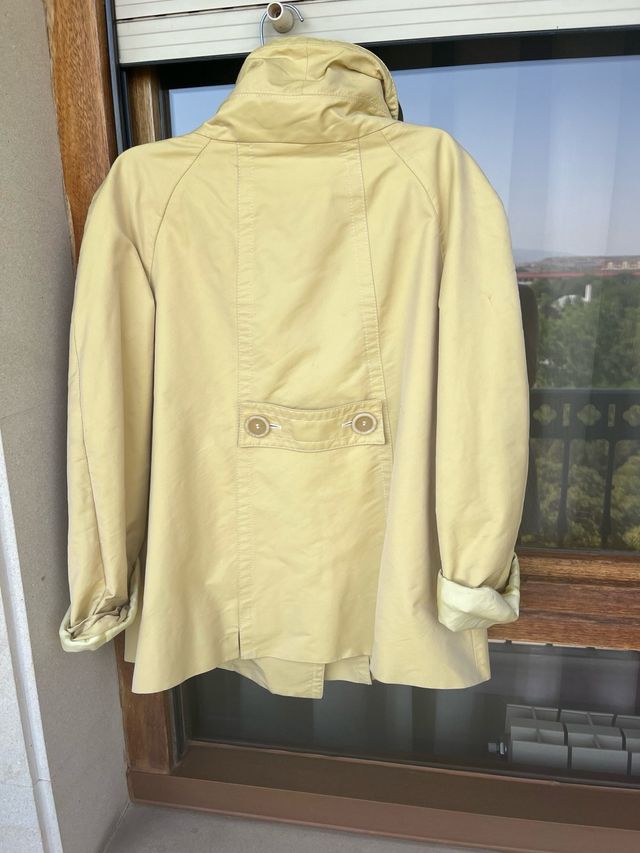 Parka corta amarilla