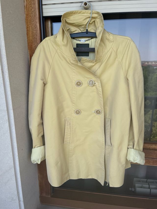 Parka corta amarilla