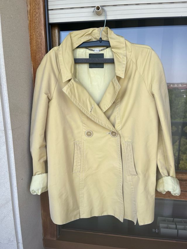 Parka corta amarilla