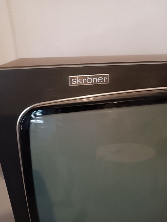 Televisión antigua - Gris y marrón