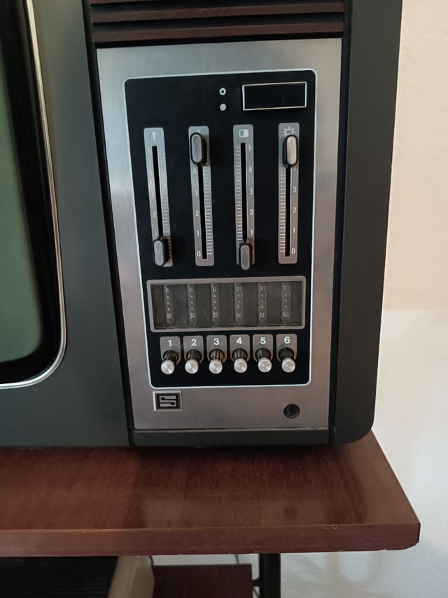 Televisión antigua - Gris y marrón