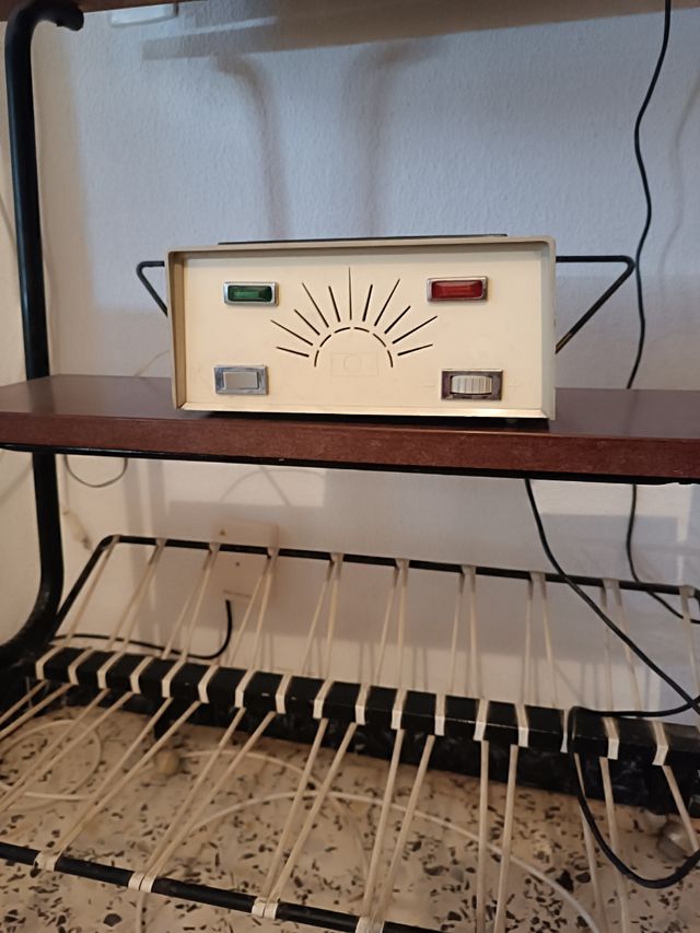 Televisión antigua - Gris y marrón