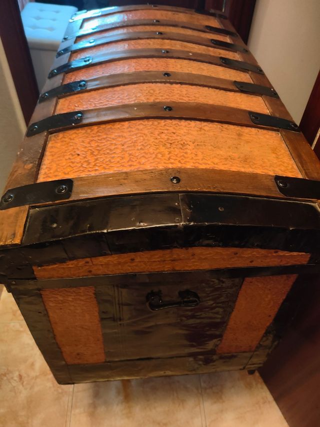 Baúl antiguo de madera y metal, mide 98/50.