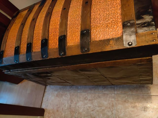 Baúl antiguo de madera y metal, mide 98/50.