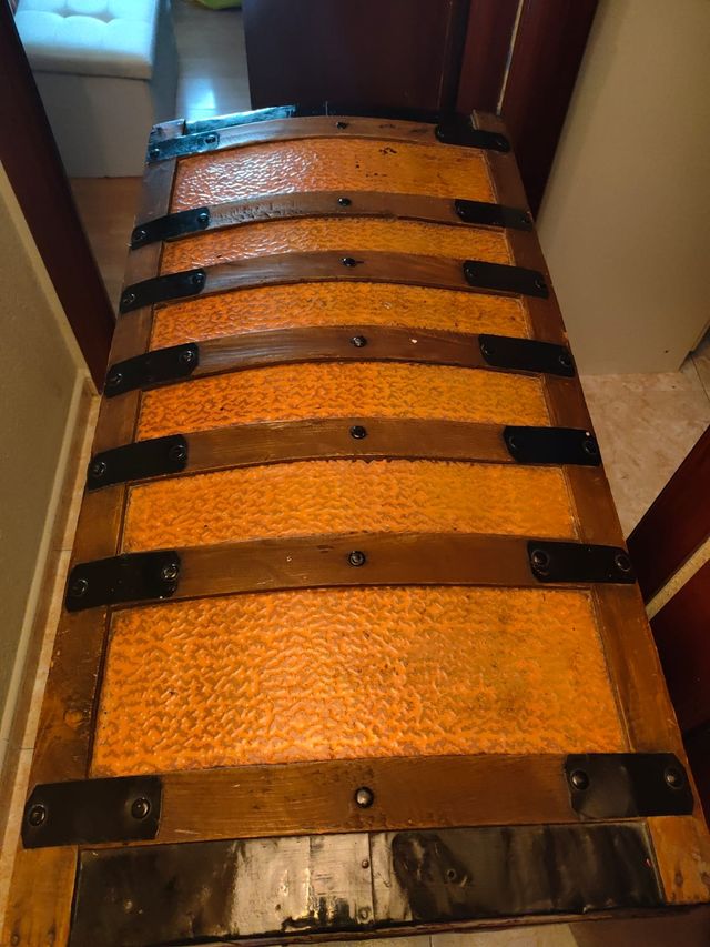 Baúl antiguo de madera y metal, mide 98/50.