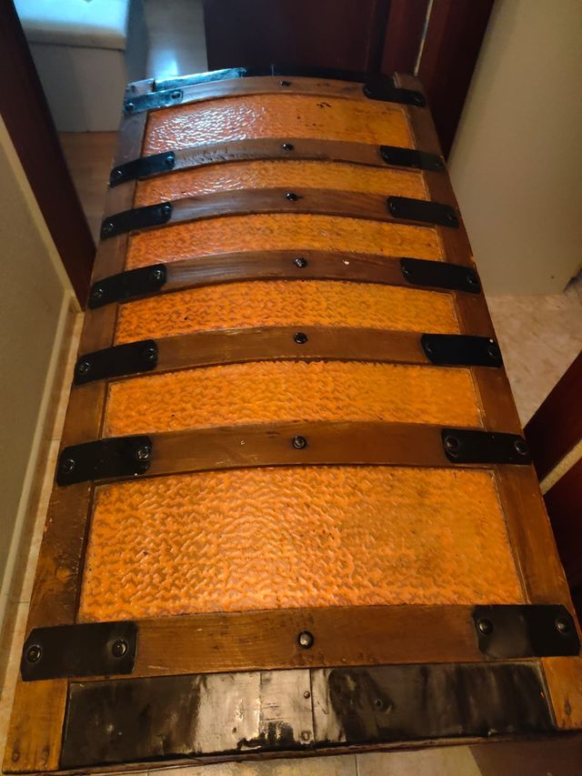 Baúl antiguo de madera y metal, mide 98/50.