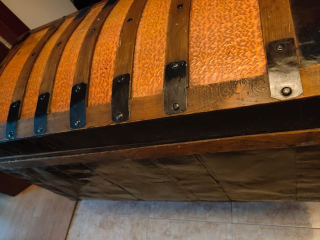 Baúl antiguo de madera y metal, mide 98/50.