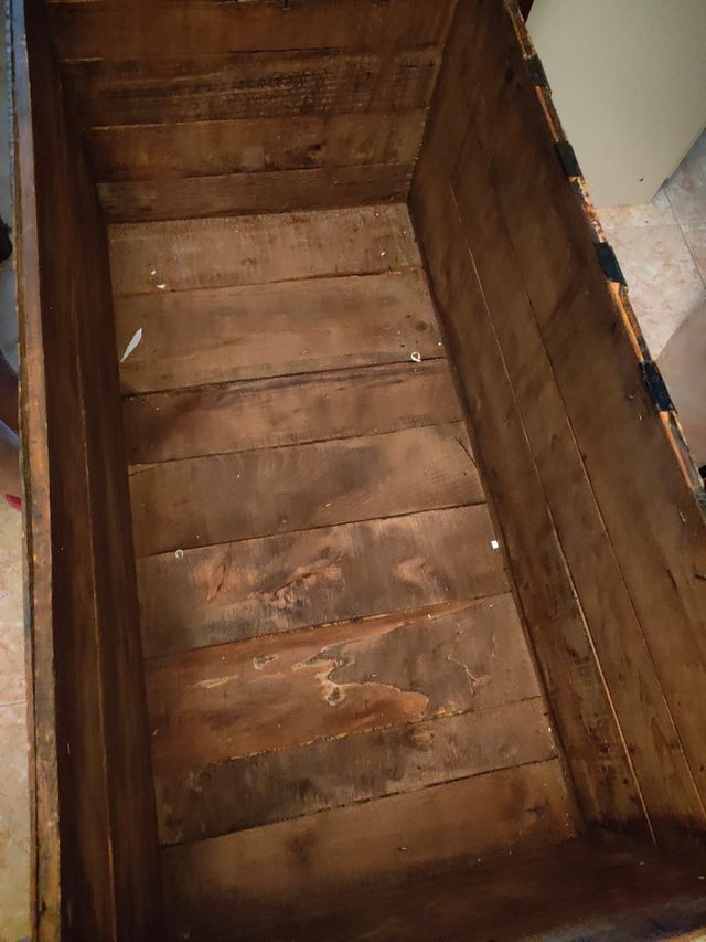 Baúl antiguo de madera y metal, mide 98/50.