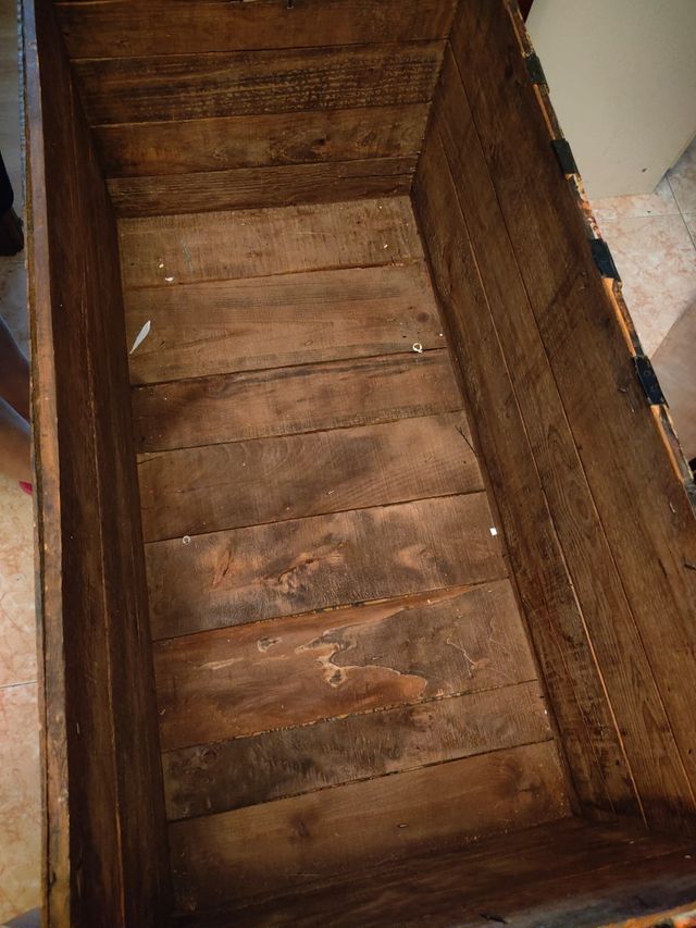 Baúl antiguo de madera y metal, mide 98/50.