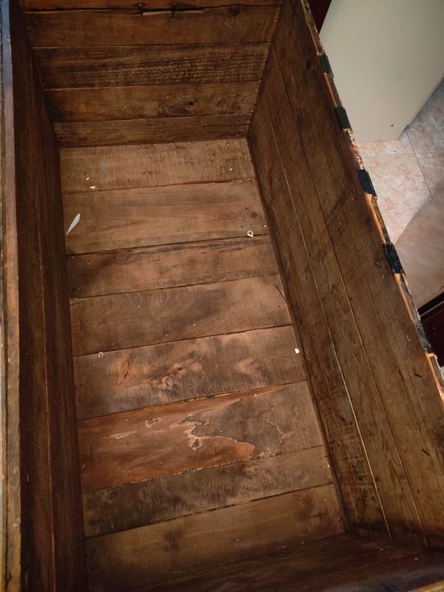 Baúl antiguo de madera y metal, mide 98/50.