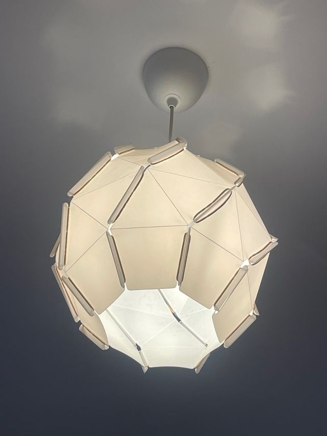 Lámpara colgante de plástico y elásticos.