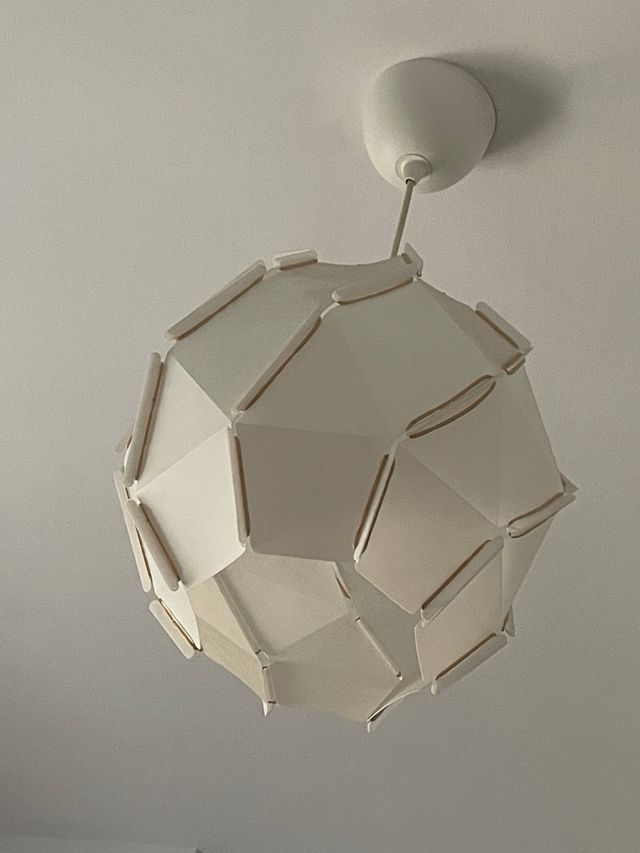 Lámpara colgante de plástico y elásticos.