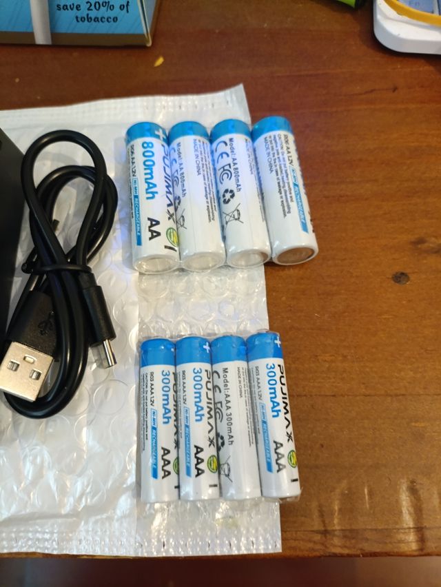 Cargador Pilas AA/AAA + 8 Pilas.