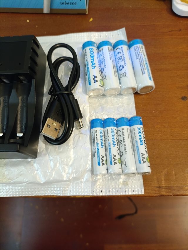 Cargador Pilas AA/AAA + 8 Pilas.