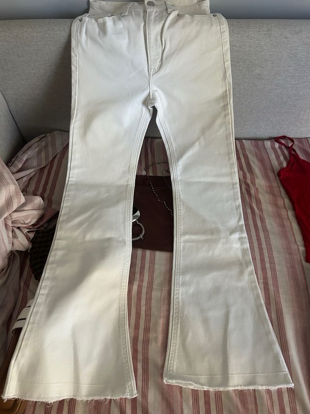 Jeans Pull&Bear bianchi a zampa