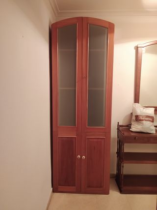 Vitrina de cristal y madera