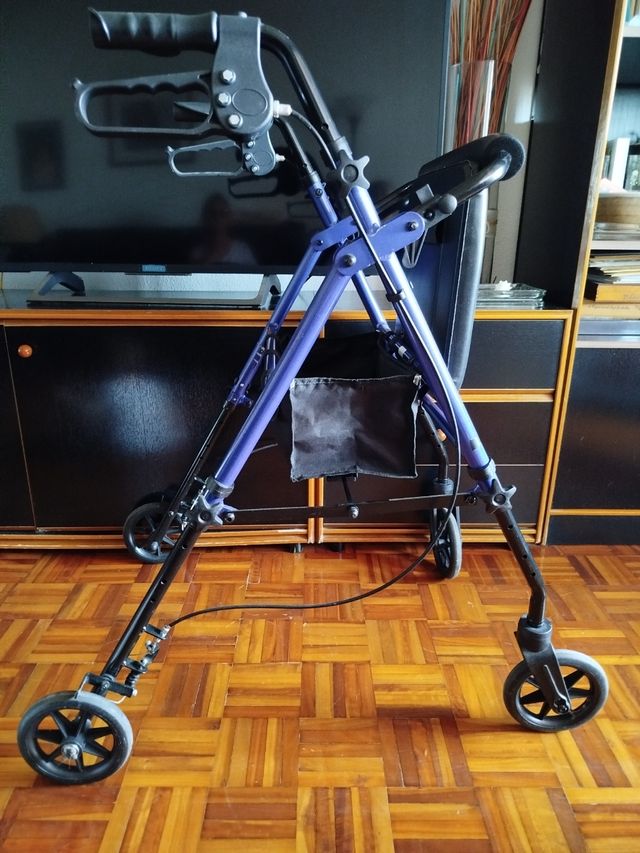 Andador con ruedas y asiento