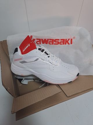 Zapatillas Kawasaki blancas y rosas