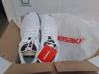 Zapatillas Kawasaki blancas y rosas