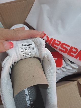 Zapatillas Kawasaki blancas y rosas