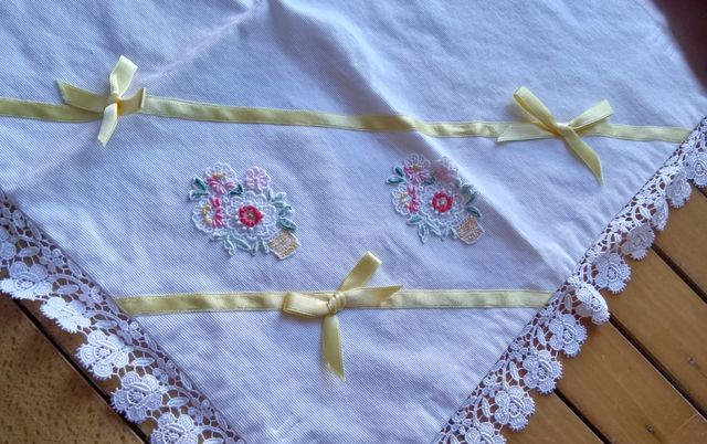 Federa ricamata per culla