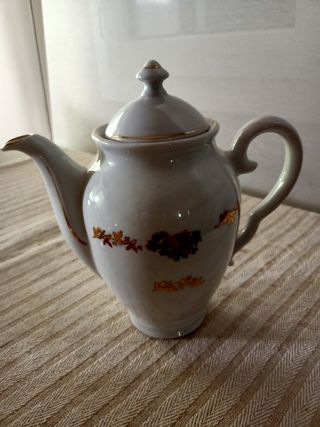 Juego café 4 tazas - Flores y detalles dorados