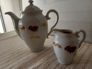 Juego café 4 tazas - Flores y detalles dorados