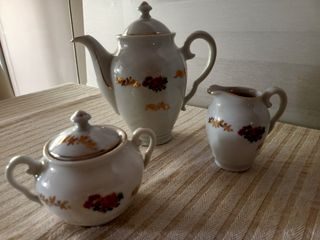 Juego café 4 tazas - Flores y detalles dorados