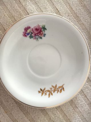 Juego café 4 tazas - Flores y detalles dorados