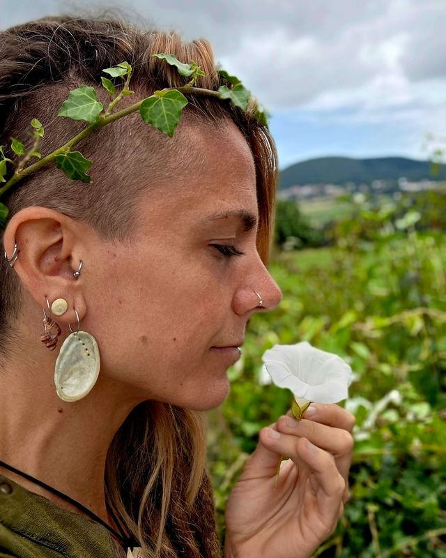 Pendientes de oreja de mar natural reversibles.