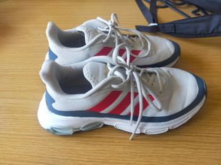 Zapatillas Adidas grises y rojas