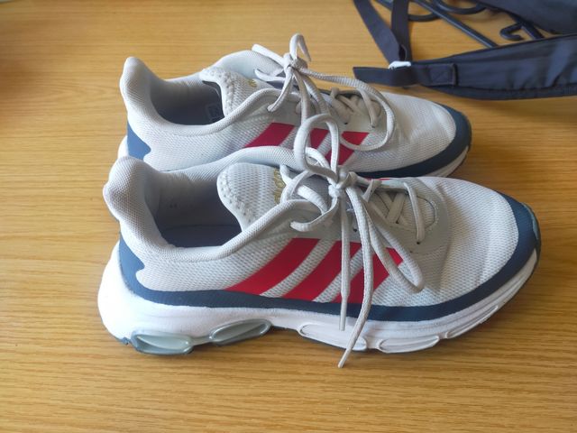 Zapatillas Adidas grises y rojas