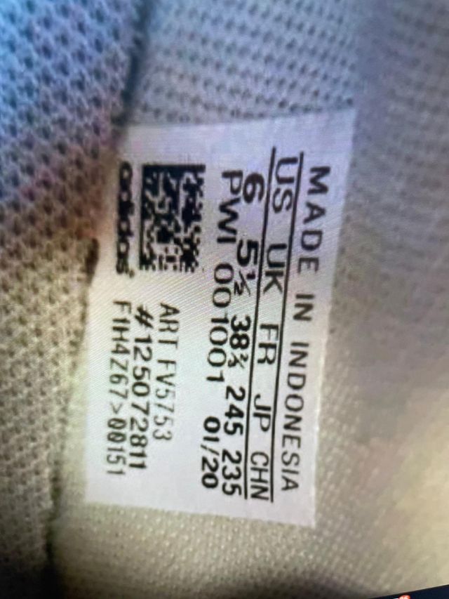 Zapatillas Adidas grises y rojas