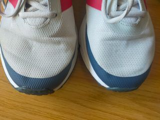 Zapatillas Adidas grises y rojas