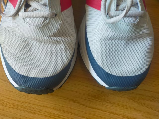 Zapatillas Adidas grises y rojas