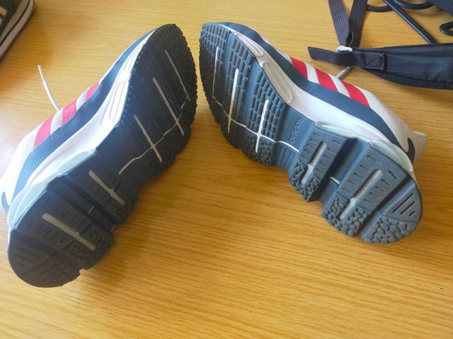 Zapatillas Adidas grises y rojas