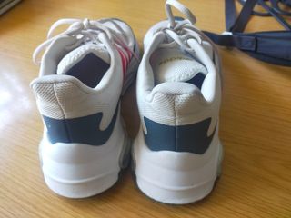 Zapatillas Adidas grises y rojas