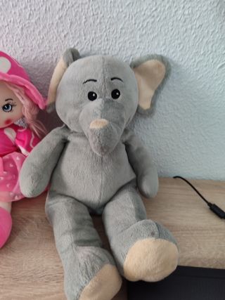 2 Peluches: Muñeca y Elefante